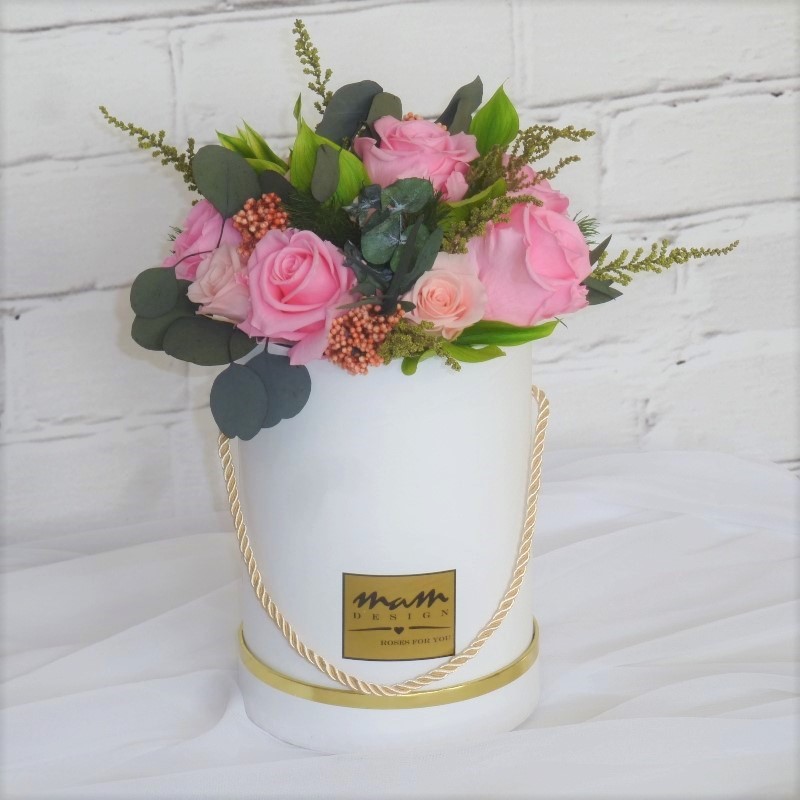 Biely box zo zmiešaných stabilizovaných kvetov ružových